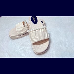 Sandalia de perla sofisticada